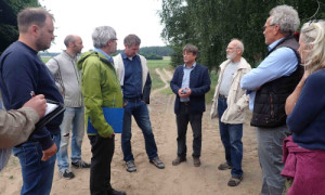 Diskussion mit Ortsvorsteher Uli Schnauder über die Auswirkungen des Neubaus der Bundesstraße B189N auf die naturtouristische Entwicklung © Archiv NP SRL