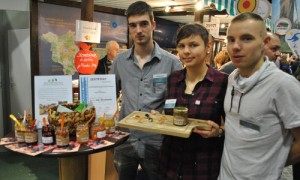 Susanne Ludwig, Leo Tiede und Phil Hartmann als regionaler Anbieter am Stand des Naturparks zur grünen Woche