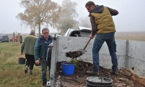 Die Kollegen vom Landschaftspflegeverband unterstützten die Aktion mit Material und fachlicher Anleitung.