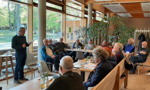 Manfred Lütkepohl stellt sich den Fragen der interessierten Gäste und Mitautor*innen © Silke Oldorff