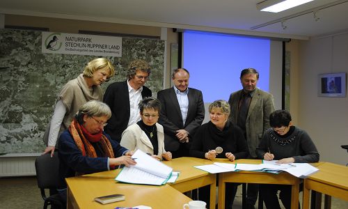 Schulen und Naturparke bei der Unterzeichnung der Kooperationsvereinbarung - Copyright: Naturpark Stechlin-Ruppiner Land