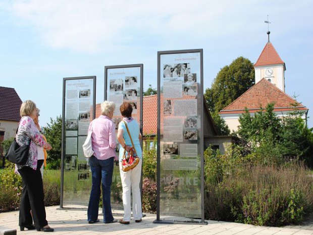 Die Strittmatter-Gedenkstele in Dollgow informiert über das Leben des Dichterehepaars.