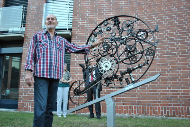 Uwe Thamm mit seiner Skulptur
