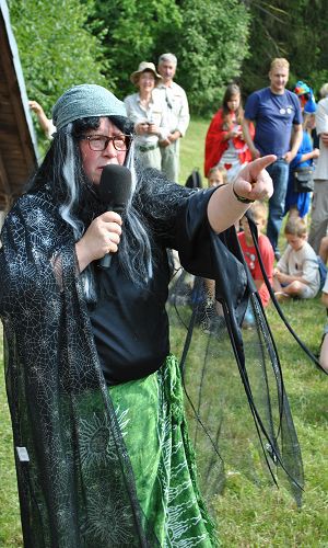Die Märchenhexe alias Anke Rudnik (Naturwachtleiterin Stechlin-Ruppiner Land) sagte an, wo es lang geht!