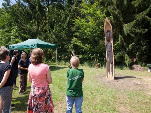 Gudrun Lomas erklärt ihre Skulptur