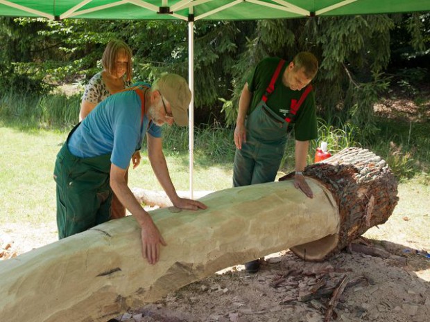 In mühevoller Arbeit entstanden aus großen Eichenstämmen Holzskulpturen.