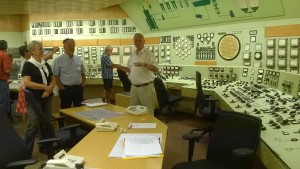 Michael Schönherr, Leiter des ehemaligen KKW Rheinsberg, führt die Gäste durch die Blockwarte