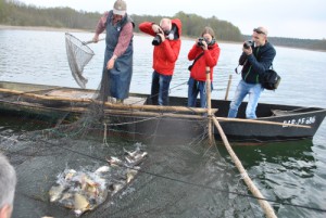 Fischer Eilke demonstriert der Presse die Funktionsweise der fischottergerechten Reuse