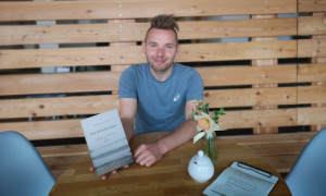 Leo Tiede mit seinem Buch "Das Einfache leben" vor dem Cafe´ Glasklar in Neuglobsow. © Leo Tiede