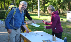 Minister Axel Vogel erhält im Ziel des Halbmarathons seine Teilnehmer-Urkunde © Foto: Dr. Mario Schrumpf