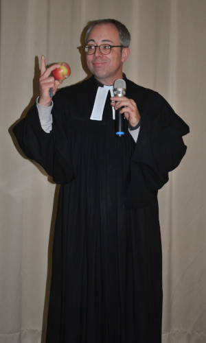 Der neue Menzer Pfarrer Jans Jacobi eröffnete mit einer Apfelandacht den Apfeltag. © Dr. Mario Schrumpf