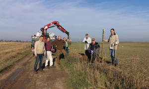 Mitglieder der Jagdgenossenschaft beim Pflanzeinsatz in der ausgerämten Agrarlandschaft nördlich der gemeinde Keller. © Foto: Liane Stenzel