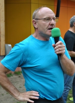 Wolfgang Schwericke als Moderator der integrativen Sportveranstaltung "Aktiv im Ruppiner Seenland"