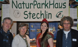 Die Rosenkönigin auf Besuch am Stand des Naturparks zur Grünen Woche in Berlin