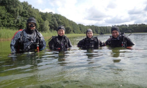 Naturschutztaucher*innen zeigen Robert-Marc Lehmann wie es unter Wasser im Naturpark Stechlin-Ruppiner Land aussieht. © Foto: Silke Oldorff