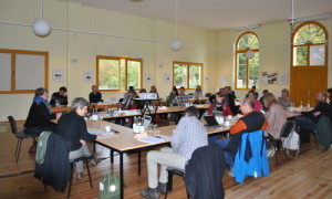 Im Saal der Regionalwerkstatt Stechlin in Menz konnten coronabedingte Abstände eingehalten und Grundlagen zur Arbeit in der Landnutzung der Brandenburger Naturlandschaften ausgetausch werden