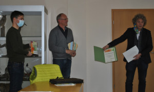 Naturparkleiter Mario Schrumpf übergibt die Auszeichnung an den Vorsitzenden des LPV, Andreas Bergmann.