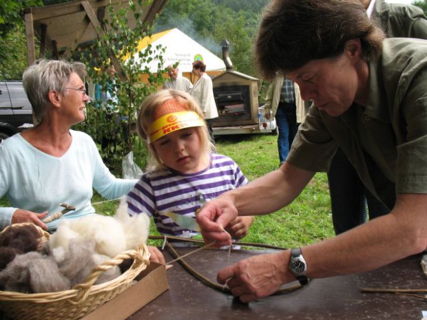 Naturführerin Frau Mewes am Bastelstand zum Leutenberger Wald- und Wiesenfest _BA  Grit Lemnitzer