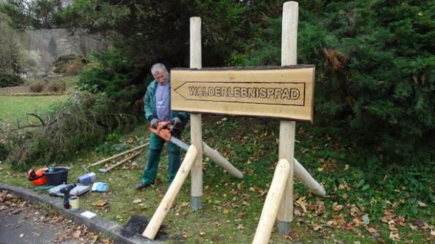 Bernd Lippold gibt dem Begrüßungsschild den letzen Schliff