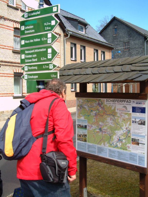 Ein Blick auf die Hinweistafeln, die sich in allen Orten des Schieferpfades befinden, erleichtert die Orientierung, BA Beate Graumann 