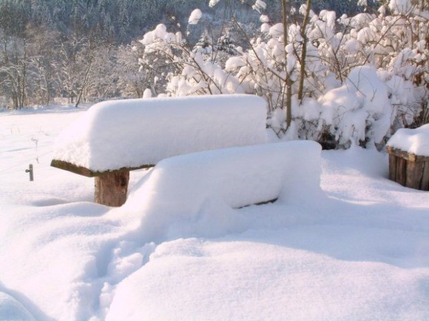 Der Winter legt weiße dicke Schneedecken über Tisch und Bänke 