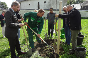 Erste Baumpflanzung im neuangelegten Dorf-Garten Gahma, BA Beate Graumann