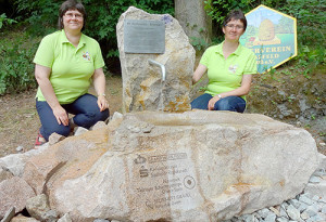 Unsere Naturführerinnen am Bienenlehrpfad, Marion Zapf und Dorit Gropp, präsentieren den Ambrosius- Brunnen, BA Beate Graumann