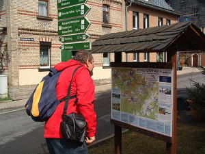 Wanderer an Orientierungstafel in Probstzella, BA Beate Graumann