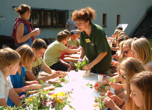 Birgit Grote mit Schülern am Naturpark-Haus, BA Beate Graumann