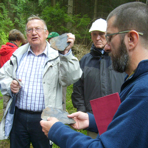 Martin Weber (links) bei der Geologischen Wanderung am Schieferpfad, BA Beate Graumann