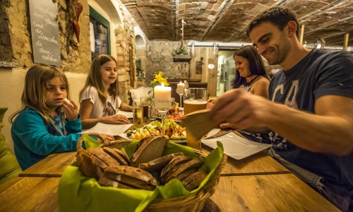 Bei einer zünftigen Brotzeit lässt sich das Oberpfälzer Bier am besten genießen © Oberpfälzer Wald, Thomas Kujat