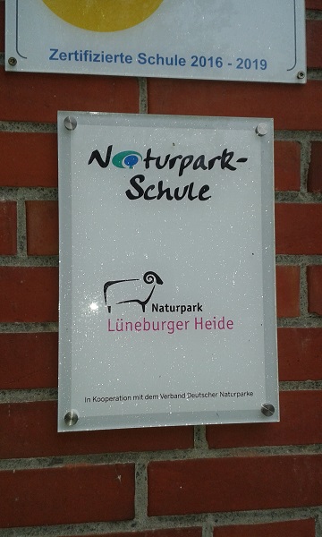 Die Plakette kennzeichnet eine Naturpark-Schule - Copyright: Naturpark Lüneburger Heide