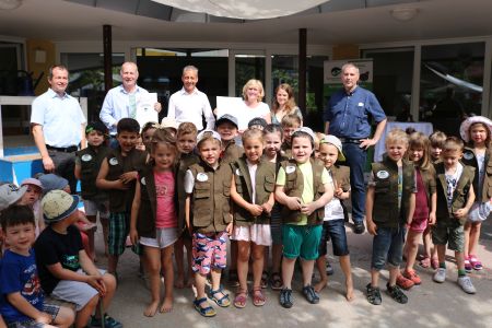 Von rechts: Sebastian Marcolini (Pfarrer der Katholischen Kirchengemeinde Bühlertal), Fränze Stein (Naturpark Projektmanagerin der Naturpark-Kindergarten), Cornelia Brügel (Leiterin des Kindergartens), Stefan Ursprung (Stellv. Bürgermeister Bühlertal), Karl-Heinz Dunker (Naturpark-Geschäftsführer), Harald Gütle (Kindergartengeschäftsführer Katholische Kirchengemeinde Bühlertal) freuen sich zusammen mit den Kindern des Kindergartens St. Michael in Bühlertal über die Auszeichnung zum Naturpark-Kindergarten. Foto: © Gundi Woll/Naturpark Schwarzwald Mitte/Nord