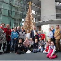 Bundestagsvizepräsidentin Petra Pau, Die Linke., MdB, nimmt den Weihnachtsbaum des Verbandes Deutscher Naturparke e.V. entgegen. Hier: Gruppenfoto