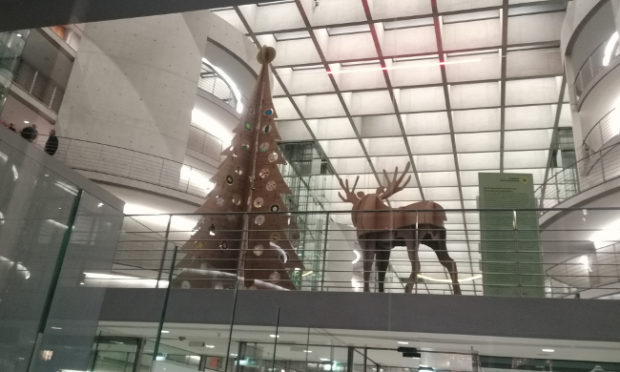 Weihnachtsbaum und Elch aus Pappe