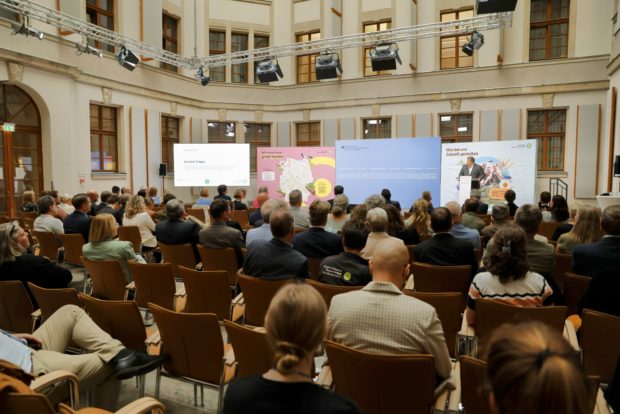 Begrüßung durch PSt Carsten Träger MdB. © berlin-event-foto.de/Peter-Paul Weiler