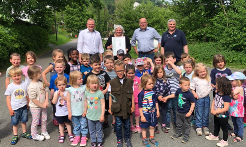 Der Kindergarten Hagen freut sich gemeinsam mit den Verantwortlichen des Naturparks Sauerland Rothaargebirge über die Auszeichnung zur Naturpark-Kita. Von links nach rechts: Naturpark Geschäftsführer Detlef Lins, Kindergartenleiterin Angela Kaschka, Bürgermeister Klaus-Rainer Willeke, Naturpark Regionalmanager Hochsauerlandkreis (HSK) Dirk Zimmermann. Foto: © Naturpark Sauerland Rothaargebirge e.V.
