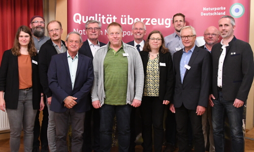 Die Qualitätsscouts des VDN (von links: Kathrin Risthaus, Koordinatorin Qualitätsoffensive, Ralf Koch (Nossentiner/Schwinzer Heide), Frank Hadulla (Lauenburgische Seen), Bernhard Drixler (ehemals Schwäbisch-Fränkischer Wald), VDN-Präsident Friedel Heuwinkel, Jan Lippke (Sternberger Seenland), Michael Puschmann (Schwalm-Nette), Gudrun Rau (Saar-Hunsrück), Holger Wegner (Südschwarzwald), Johann Braun (Oberer Bayerischer Wald), Dr. Manfred Klöppel (Thüringer Schiefergebirge/Obere Saale) und Julian Bruhn (Spessart).