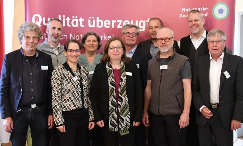 Der neu gewählte VDN-Vorstand 2022: Dr. Mario Schrumpf (Leiter Naturpark Stechlin-Ruppiner Land), Julian Bruhn (Stellv. Geschäftsführer Naturpark Bayerischer Spessart), Doreen Juffa (Geschäftsführerin Naturpark Steinhuder Meer / Sprecherin AG Naturparke Niedersachsen), Dr. Ulrike Garbe (Leiterin Referat Naturparke im Landesamt für Umwelt Brandenburg), als 1. Stellvertretende Präsidentin Gudrun Rau (Geschäftsführerin Naturpark Saar-Hunsrück), als Präsident Friedel Heuwinkel, als 2. Stellvertretender Präsident Roland Schöttle (Geschäftsführer Naturpark Südschwarzwald), als Beisitzer Andreas Wennemann (Geschäftsführer Naturpark Rhein-Taunus), Landrat Dr. Andreas Coenen (Verbandsvorsteher Naturpark Schwalm-Nette) und Landrat Thomas Fügmann (Vorstand Förderverein „Naturpark Thüringer Schiefergebirge/Obere Saale“). @ VDN / P. Appelhans