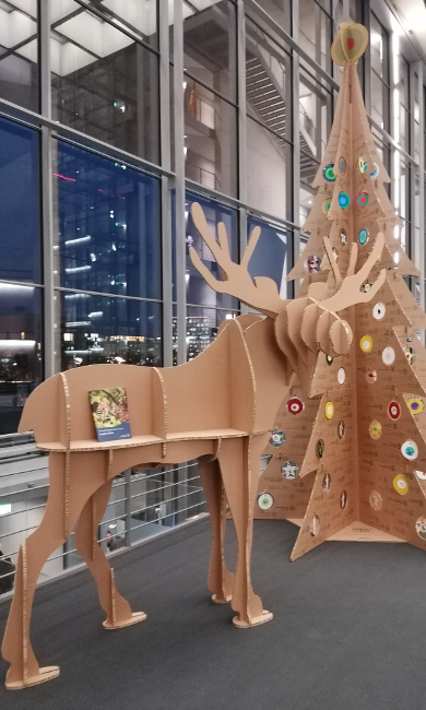 Weihnachtsbaum und Elch aus Pappe