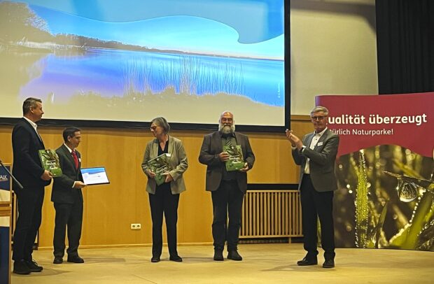 Foto vom Festabend im Naturpark Am Stettiner Haff. V.l.n.r. Michael Sack (Landrat Kreis Vorpommern-Greifswald), Jochen Elberskirch (Leiter Naturpark Am Stettiner Haff), Ute Hennings (Direktorin des Landesamtes für Umwelt, Naturschutz und Geologie in Mecklenburg-Vorpommern); Jörn Mothes (Leiter Abteilung Klimaschutz, Naturschutz und Forsten Ministerium für Klimaschutz, Landwirtschaft, ländliche Räume und Umwelt Mecklenburg-Vorpommern), Friedel Heuwinkel (Präsident VDN e. V.) © VDN e. V.
