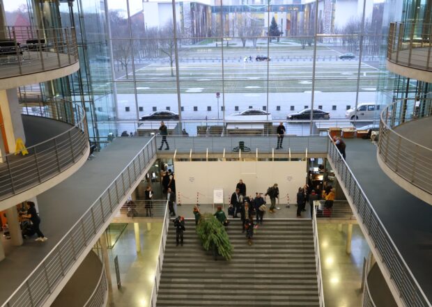 Auf der Empore an der westseitigen Fensterfront der Halle des Paul-Löbe-Hauses wird der Baum mittig aufgestellt. © Naturpark Barnim/Hans-Dieter Hartwig