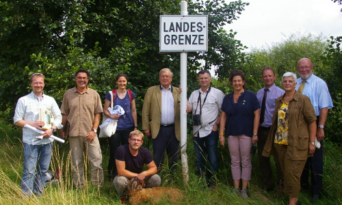 Ronald Ledermüller (Geschäftsführer des Naturparks Fichtelgebirge), Jindrich Horacek (Leiter des LSG Slavkovsky Les), Melanie Kreutz (Projektbüro Grünes Band), Jakub Kudela (Bildungszentrum REVIS Tachov), Prof. Hubert Weiger (Voritzender Bund Naturschutz und BUND), Fred Terporten-Löhner (Vorsitzender BN-Kreisgruppe Wunsiedel), Liane Geidezis (Projektbüro Grünes Band), Bürgermeister Jürgen Hoffmann (Hohenberg) und Bürgermeisterin Karin Fleischer (Schirnding) und stellv. Landrat Gerald Schade. ©Naturpark Fichtelgebirge