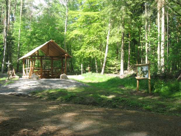 Die idyllisch gelegene Hammerbachhütte lädt zu einer Rast entlang der Heide-Biber-Tour ein. © Verein Dübener Heide e. V.