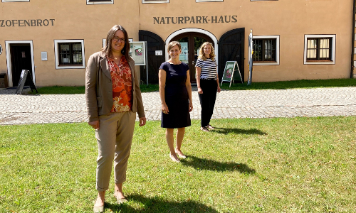 Setzen sich ein für den Erhalt der naturnahen Kulturlandschaft des Naturparks: v.li. Eva Liebig (Geschäftsführerin), Karin Hauber (stellvertr. Geschäftsführerin), Daniela Scharpf (Leiterin Naturpark-Haus) © Naturpark Augsburg Westliche Wälder