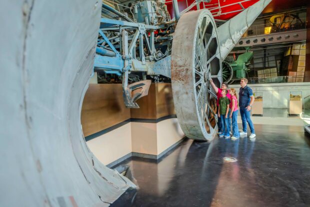 Imposant ist der riesige Otto-Meyer-Pflug im Emsland-Moormuseum. Die Ausstellungshalle wurde einst um den Mammutpflug herum gebaut. © Naturpark Bourtanger Moor – Veenland