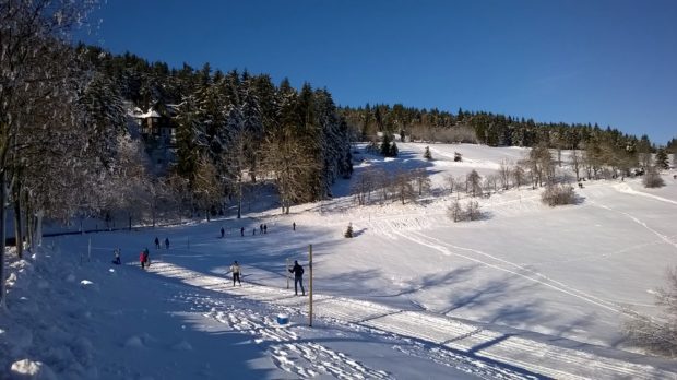 Der Winterwanderweg führt zur Gaststätte "Waldeck". Von dort aus geht es weiter auf Forstwegen bis nach Neudorf hinab.