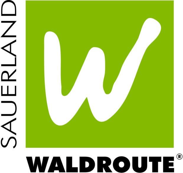 Das Logo der Sauerland-Waldroute - ein weißes W auf grünem Quadrat. © Naturpark Arnsberger Wald