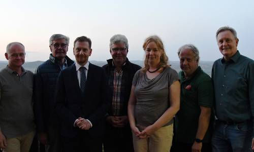 Ministerpräsident Michael Kretschmer mit VDN und Naturparkvertretern. Von links: Thomas Klepel (Naturpark Dübener Heide), VDN-Präsident Friedel Heuwinkel, Ministerpräsident Michael Kretschmer, Frank Peuker, Bürgermeister der Gemeinde Großschönau, Kristin Kilias (Naturpark Erzgebirge /Vogtland), Peter Pachl (Naturpark Zittauer Gebirge), Ulrich Köster (Geschäftsführer Naturparke Deutschland e. V.)
