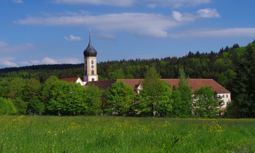 Die Abtei Oberschönenfeld – mit dem Naturpark-Haus – liegt im Herzen des Naturparks ® Naturpark Augsburg-Westliche Wälder